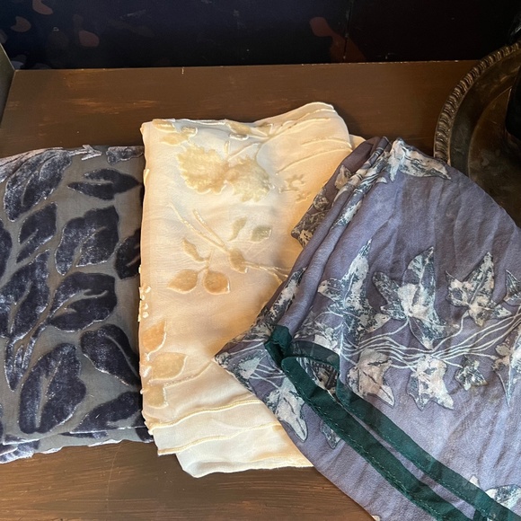 Lot of Soft Velvet-y and Sheer Vintage Scarves - Picture 3 of 4
